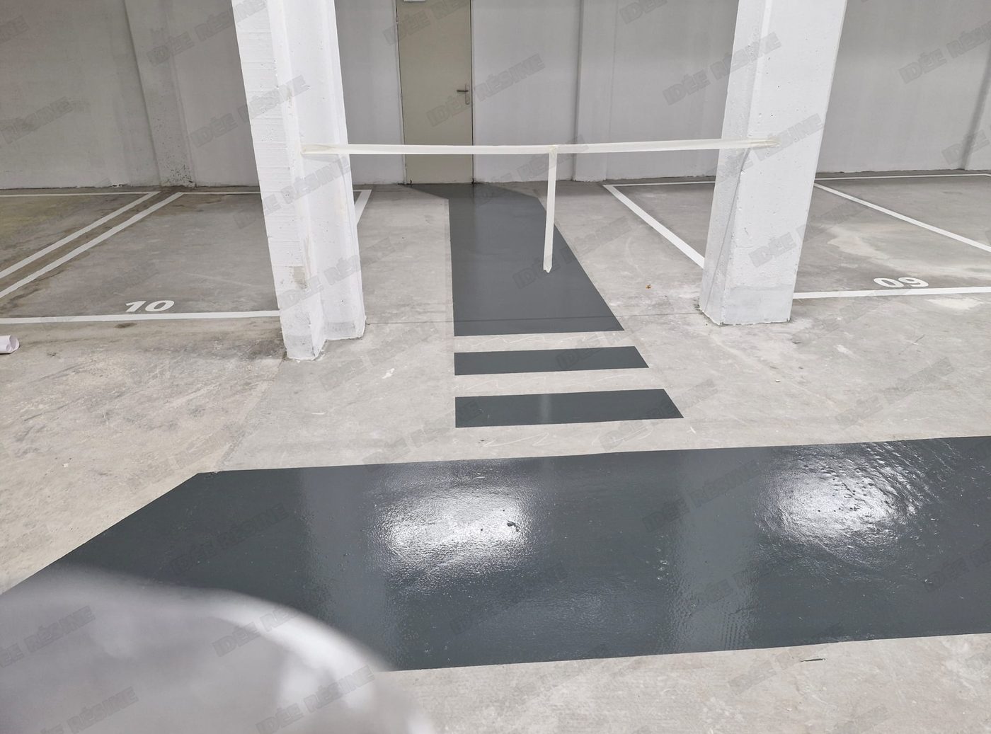 Marquage au sol et circulation dans un parking professionnel, chantier réel Idée Résine