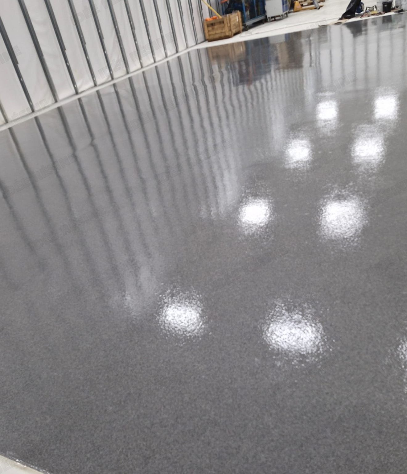 Sol en résine réalisé par Idée Résine, fini brillant et texturé, en environnement professionnel